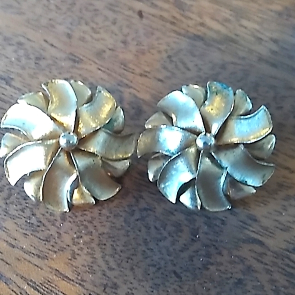 Vintage Marvella Goldtoned Flower Clip on Earrings